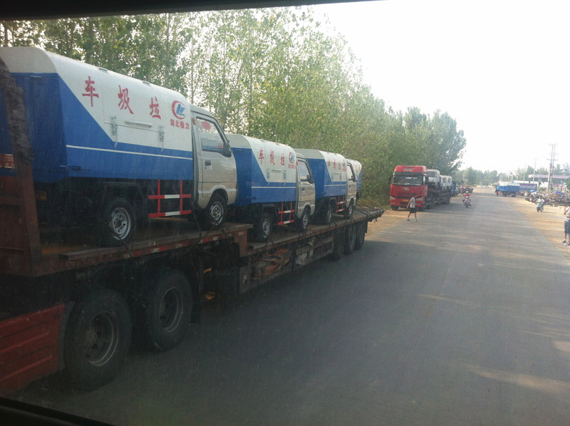圖為準(zhǔn)備發(fā)車(chē)至山西的小型<a href=http://www.yijiawuliu.com/ljc target=_blank class=infotextkey>垃圾車(chē)</a>