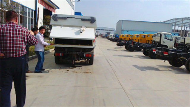 內蒙客商正在參觀五十鈴<a href=http://www.yijiawuliu.com/saoluche/ target=_blank class=infotextkey>掃路車</a>