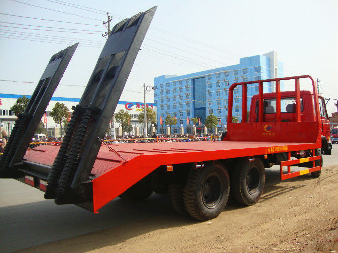山西東營客戶在我廠定購的東風(fēng)后八輪平板運(yùn)輸車準(zhǔn)備發(fā)車