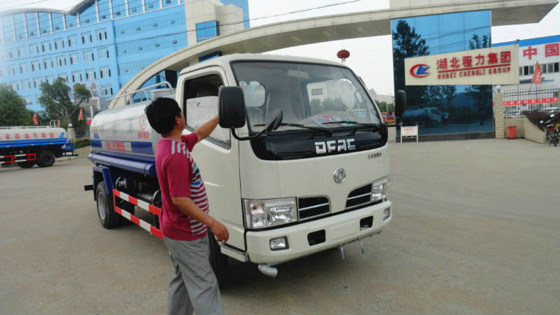 正在給5噸<a href=http://www.yijiawuliu.com/ssc target=_blank class=infotextkey>灑水車</a>做出廠前準備