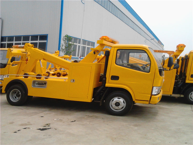 停在清障車車間外的小型拖吊型清障車，準(zhǔn)備隨時出口