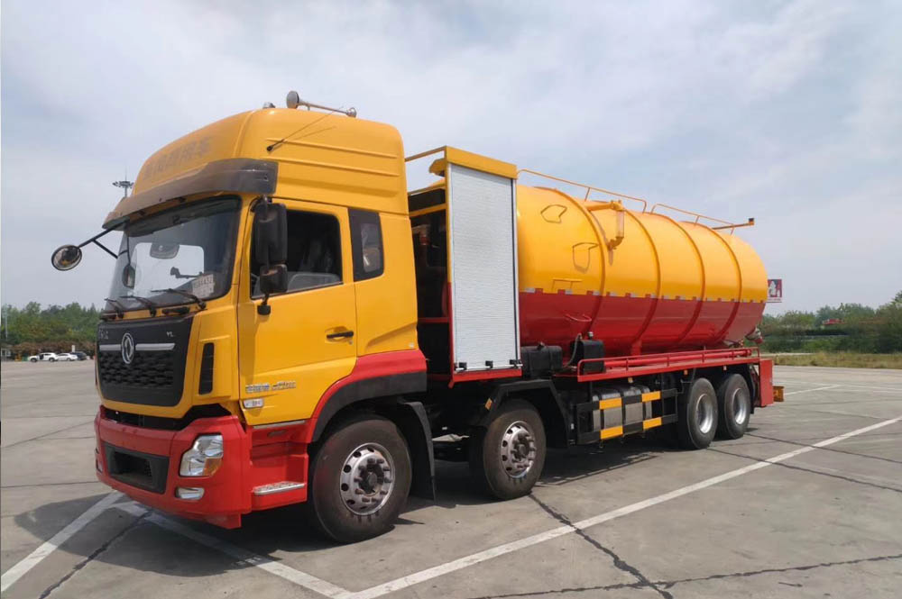 東風(fēng)天龍前四后八國(guó)六清洗吸污車帶副發(fā)動(dòng)機(jī)