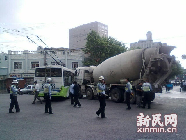 一輛19路電車在新閘路成都北路路口被一輛水泥<a href=http://www.yijiawuliu.com/jbc/ target=_blank class=infotextkey>攪拌車</a>攔腰撞擊，車毀嚴重。通訊員 殷佳維 攝