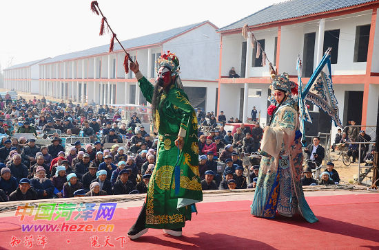 “人大代表號”大型流動<a href=http://www.yijiawuliu.com/wtc/ target=_blank class=infotextkey>舞臺車</a>駛進李村鎮