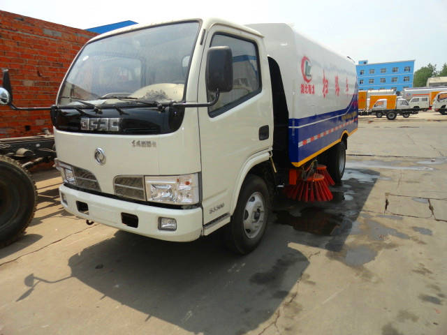  東風(fēng)福瑞卡道路清掃車（<a href=http://www.yijiawuliu.com/saoluche/ target=_blank class=infotextkey>掃路車</a>）