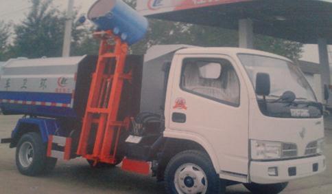 掛桶<a href=http://www.yijiawuliu.com/ljc target=_blank class=infotextkey>垃圾車</a>裝卸垃圾桶圖片