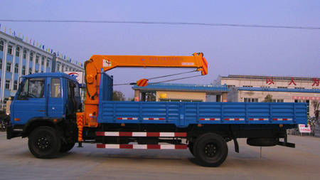 隨車起重機(jī)除了能夠吊裝外，還能夠 對貨物運(yùn)輸，做到了一車兩用，一車多用