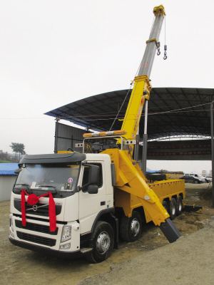 昨日，目前國(guó)內(nèi)最大噸位的道路<a href=http://www.yijiawuliu.com/qzc/ target=_blank class=infotextkey>清障車</a>正式“落戶”貴陽(yáng)。該清障車車價(jià)近300萬(wàn)元，集吊裝、拖車于一體，最大起吊高度13.2米，最大拖牽重量54噸，最大起吊重量60噸，可安全快速地對(duì)交通事故中側(cè)翻的重型貨車、重型<a href=http://www.yijiawuliu.com/ygc/ target=_blank class=infotextkey>油罐車</a>等進(jìn)行起吊、救援和拖運(yùn)，及時(shí)恢復(fù)現(xiàn)場(chǎng)交通。曾秦 攝