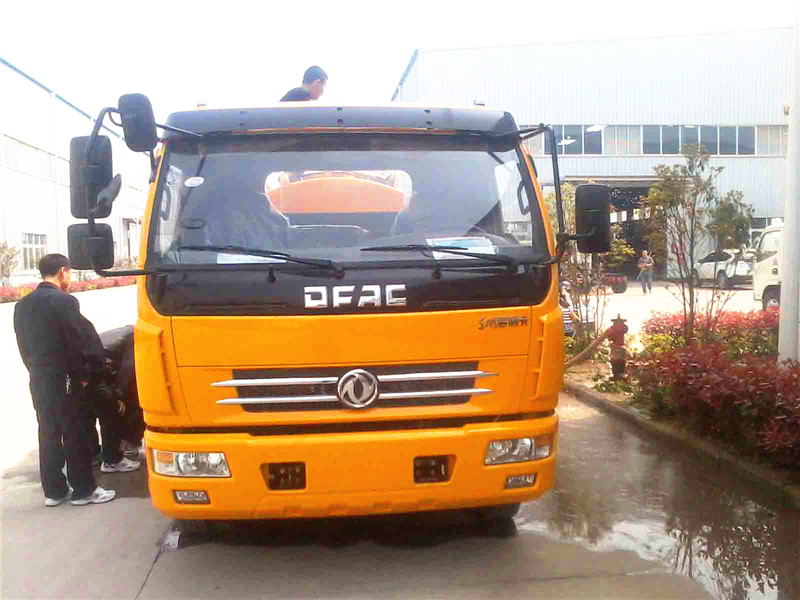 高壓清洗<a href=http://www.yijiawuliu.com/xifenche/ target=_blank class=infotextkey>吸糞車</a>正面圖